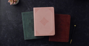ESV VALUE LARGE PRINT COMPACT BIBLE (TRUTONE, BLUSH ROSE, FLEUR-DE-LIS DESIGN)