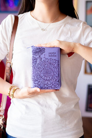 Image of BIBLIA NBLA EDICION VERSIFICADA TAMANO BOLSILLO PIEL MORADO CIERRE PALABRAS DE JESUS EN ROJO COMFORT PRINT